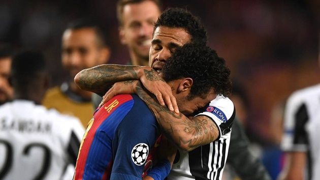 Bạn thân đồng hương Dani Alves ôm chầm lấy Neymar.