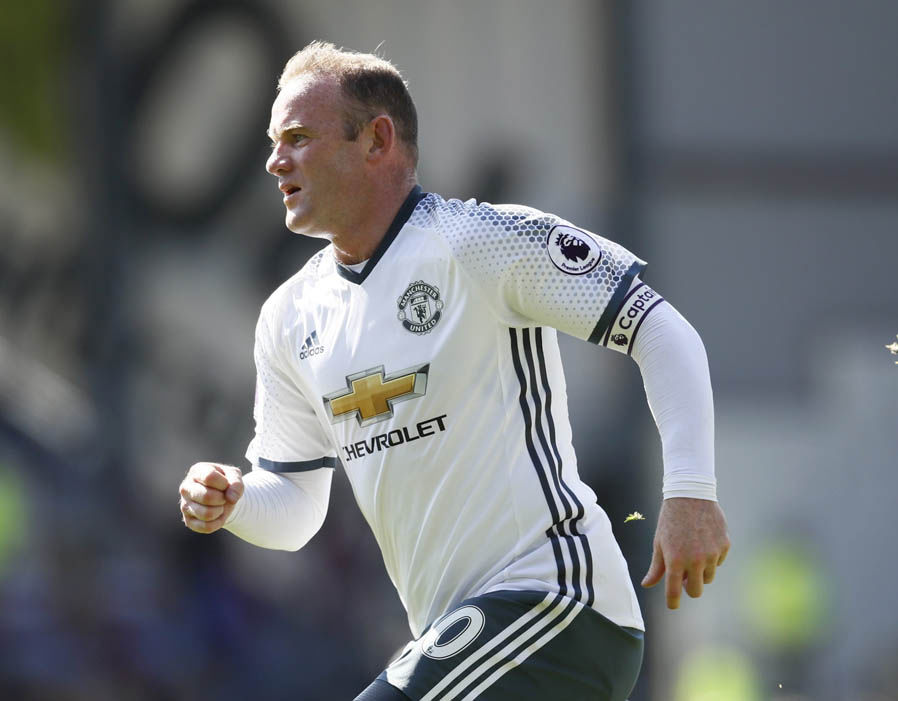 Wayne Rooney - 7 điểm. 'Gã Shrek' chứng minh mình vẫn chưa hết thời khi trở lại sau 1 tháng dưỡng thương bằng bàn thắng vào lưới Burnley.