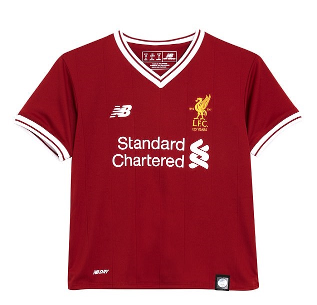 Cận cảnh áo đấu mới của Liverpool. Những mùa giải gần đây, áo sân nhà của Liverpool trong sáng màu hơn rất nhiều.