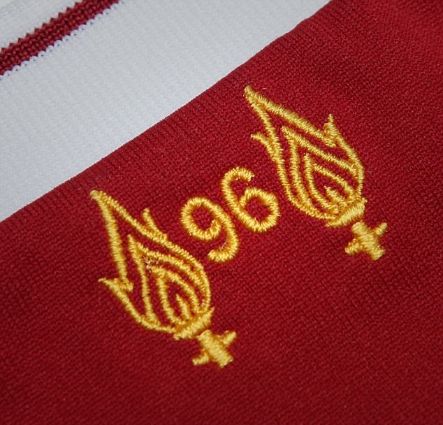 Thảm họa Hillsborough cũng được gắn lên áo đấu.