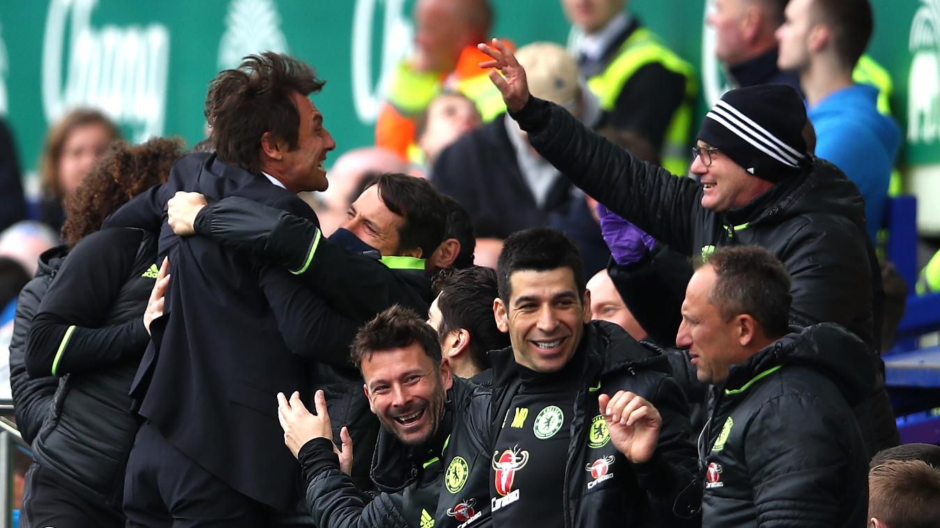 Everton 0-3 Chelsea: HLV Antonio Conte ăn mừng điên dại sau chiến thắng đậm trước Everton. Chelsea đã ở rất gần với ngôi vô địch.