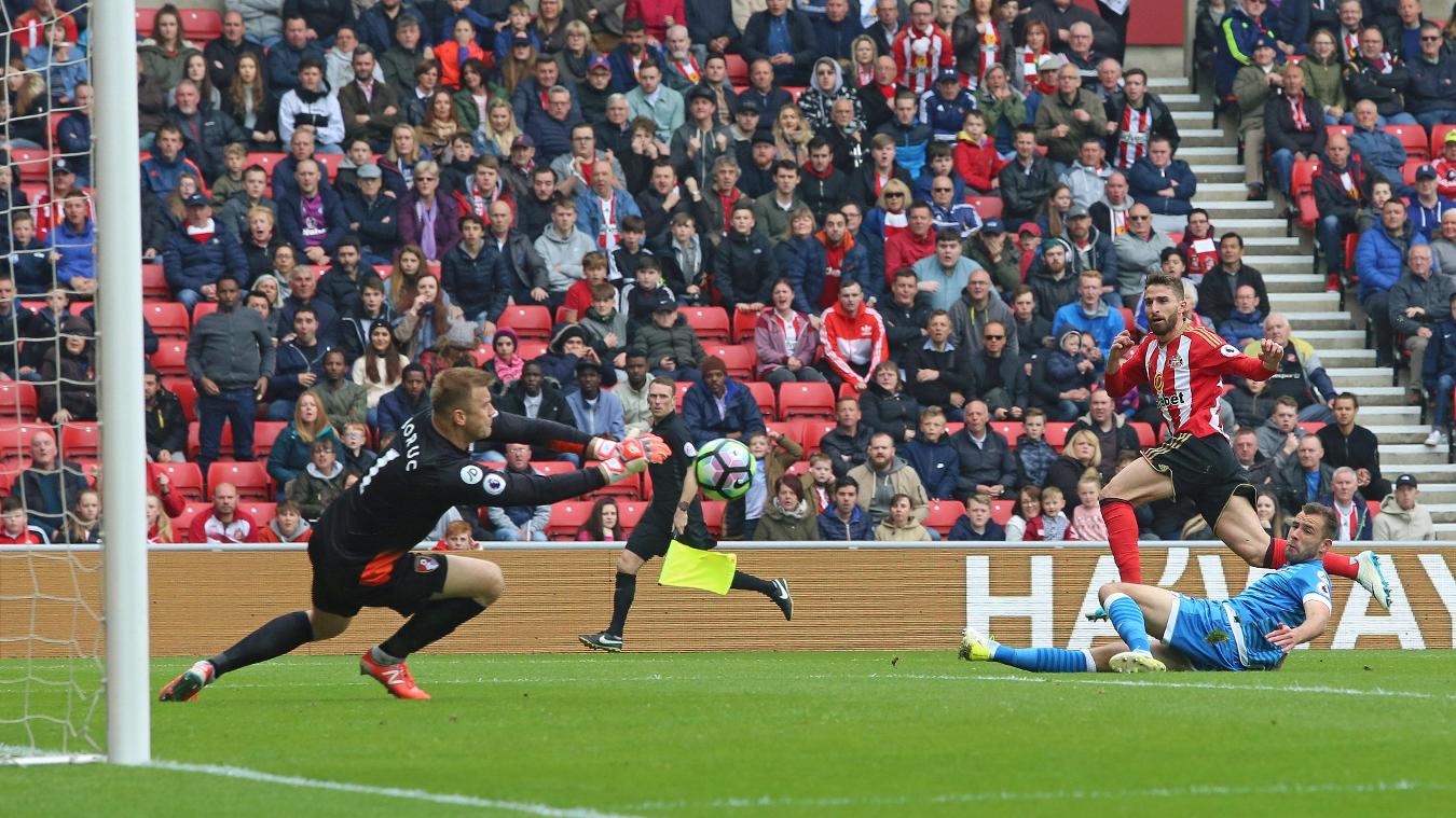 Sunderland 0-1 AFC Bournemouth: Trận đấu tiễn chân 'Mèo đen' xuống chơi ở Ngoại hạng Anh sau 10 năm.