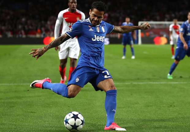 Hậu vệ cánh phải Dani Alves (Juventus) - Những tưởng Juventus chỉ là nơi để Alves dưỡng già nhưng không, ngôi sao người Brazil đang chơi quá hay. 2 pha kiến tạo cho Higuain ghi bàn là quá đủ để khiến Barcelona phải tiếc nuối.