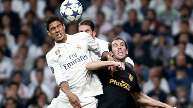 Trung vệ Raphael Varane (Real Madrid) - Sự trở lại đúng lúc của Varane đã giúp hàng thủ Real Madrid đứng vững trước Atletico Madrid. Varane ngày càng chơi bóng đỉnh đạc và trưởng thành dưới sự dẫn dắt của Zinedine Zidane.