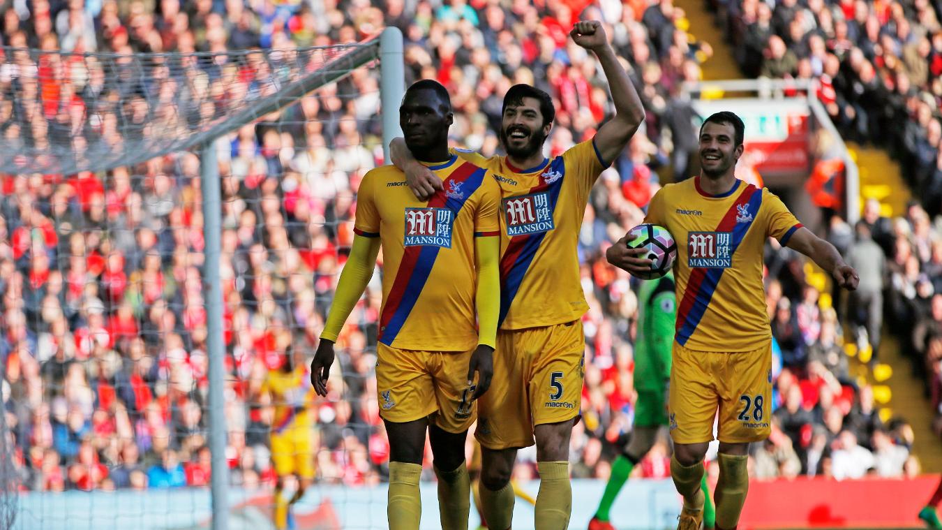 Man City v Crystal Palace: Chỉ cần hạ đội chủ sân Etihad, Crystal Palace sẽ trở thành đội bóng thứ 4 trong lịch sử Ngoại hạng Anh giành chiến thắng trước Chelsea, Liverpool và Man City trên sân khách City trong cùng 1 mùa giải.