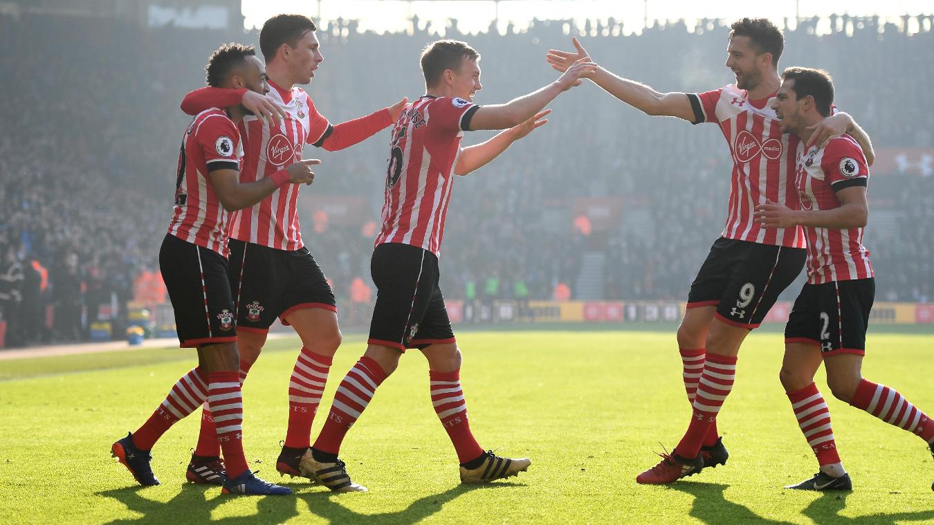 Liverpool v Southampton: 7/11 trận thắng của Southampton ở mùa giải này đến từ ngày thi đấu Chủ nhật. Chỉ Man United và Tottenham giành được nhiều chiến thắng hơn (8 trận).