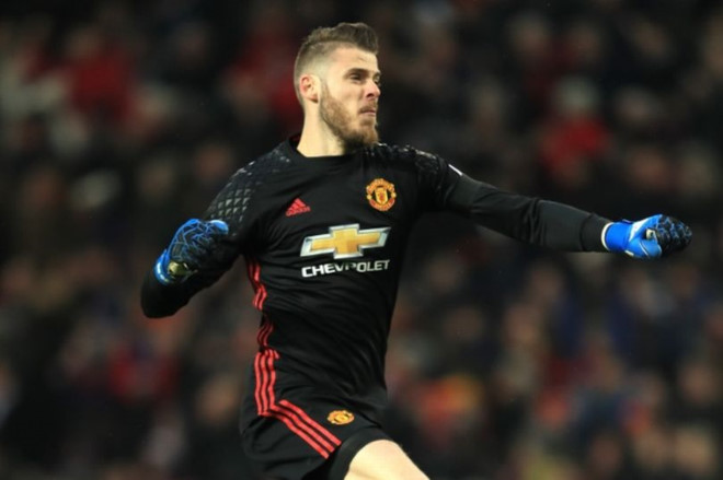Thủ thành David De Gea (Man Utd): Rõ ràng David de Gea là lựa chọn tốt hơn một Petr Cech đã bước sang bên kia sườn dốc sự nghiệp. De Gea hiện được đánh giá là một trong những thủ môn xuất sắc nhất thế giới.