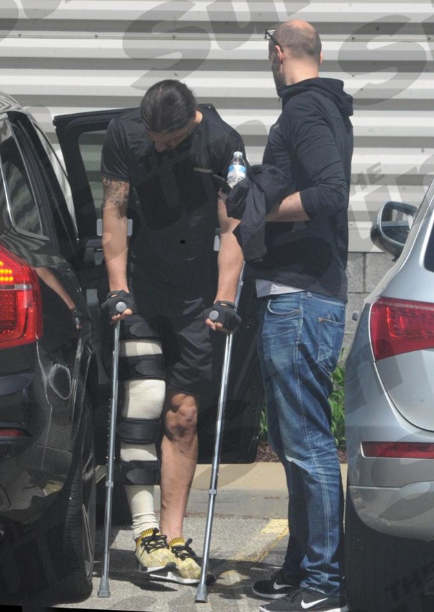 Ibrahimovic xuất hiện với đôi nạng và lê bước khá nặng nề.