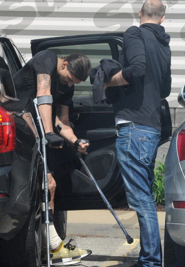 Ibrahimovic phải nghỉ thi đấu hết mùa và chưa có gì đảm bảo anh sẽ gắn bó với Manchester United ở mùa giải tới.