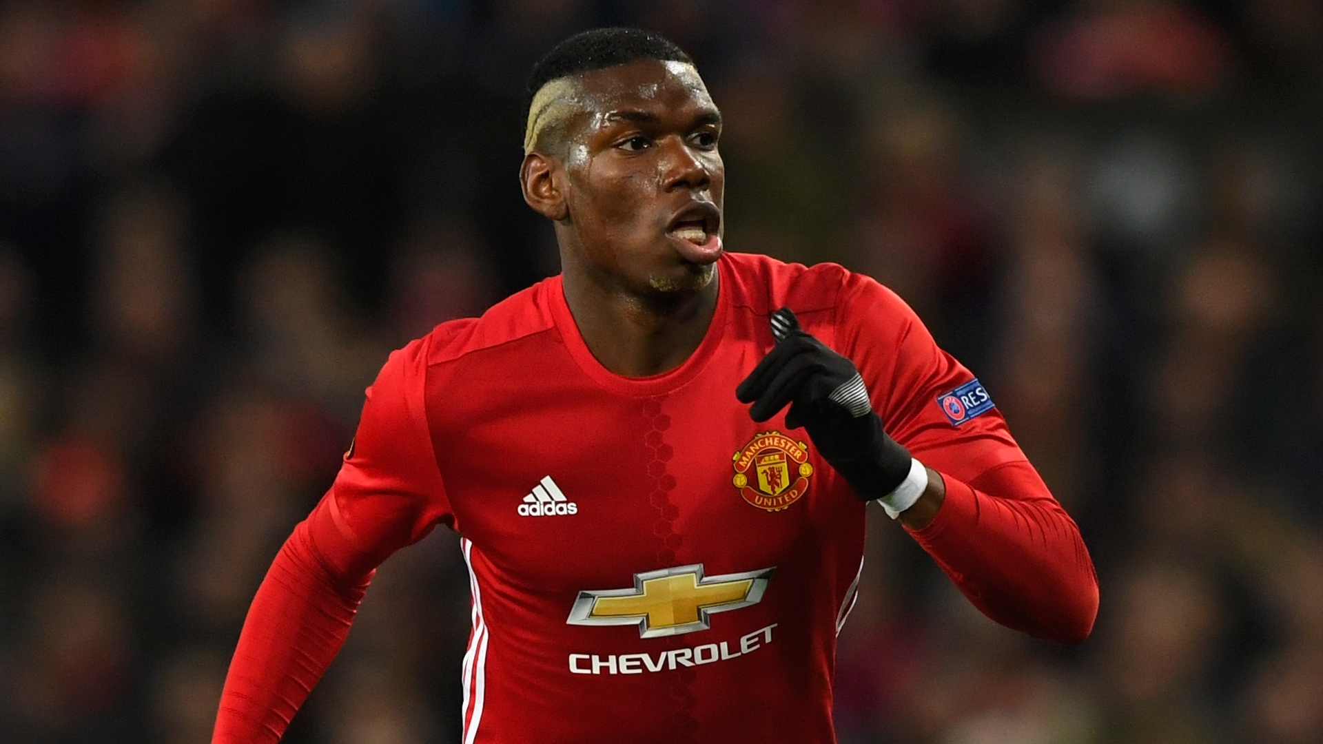 Tiền vệ Paul Pogba (Man Utd): Những thông số của Pogba là rất ấn tượng khi chuyền nhiều thứ 2, chọc khe nhiều thứ 2 và đạt tỷ lệ chuyền chính xác lên đến 85% ở Ngoại hạng Anh mùa này.