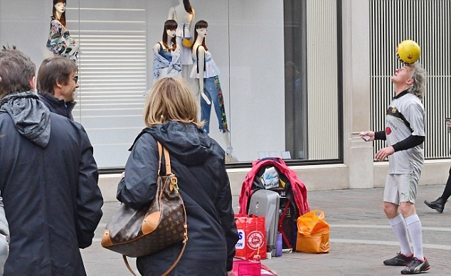 Conte rất hào hứng theo dõi một nghệ sĩ đường phố tâng bóng.