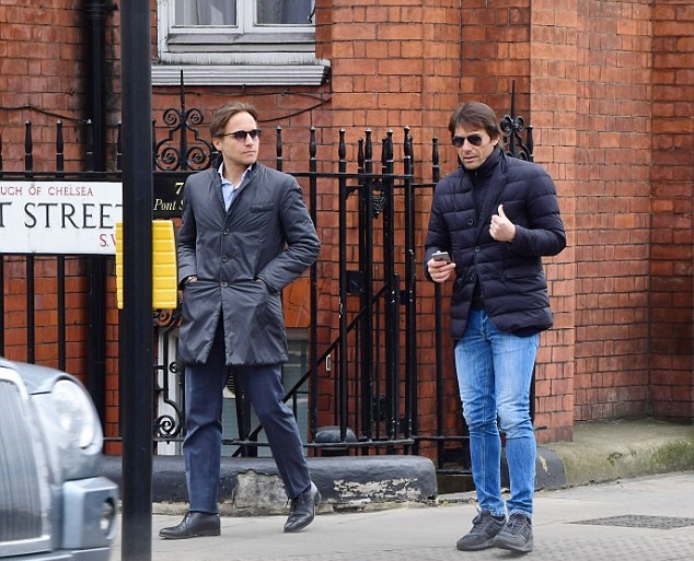 HLV Conte tản bộ ở London, chờ ngày rinh cúp - Bóng Đá