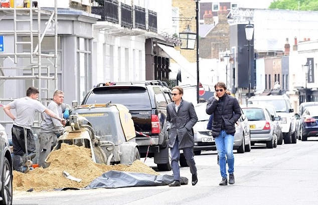 Đây là lần hiếm hoi CĐV được dịp chứng kiến HLV Conte và cộng sự rảo bước xuống phố kể từ ngày nhận lời dẫn dắt Chelsea.