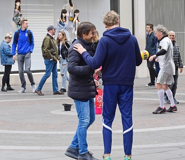 NHM nhanh chóng nhận ra sự hiện diện của chiến lược gia người Italia.