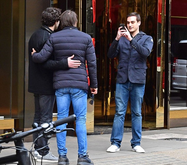 HLV Conte vui vẻ chụp hình cùng fan hâm mộ.