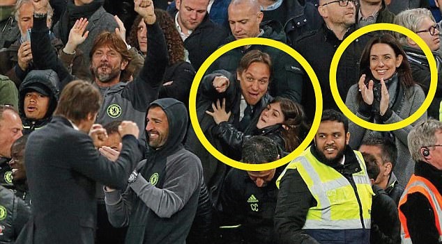 Cuối tuần qua, Chelsea đã giành chiến thắng 3-0 trước Middlesbrough để tiến gần hơn tới ngôi vô địch. Trong ảnh, con gái và vợ của Conte đã có mặt trực tiếp trên khán đài để ủng hộ đội bóng.