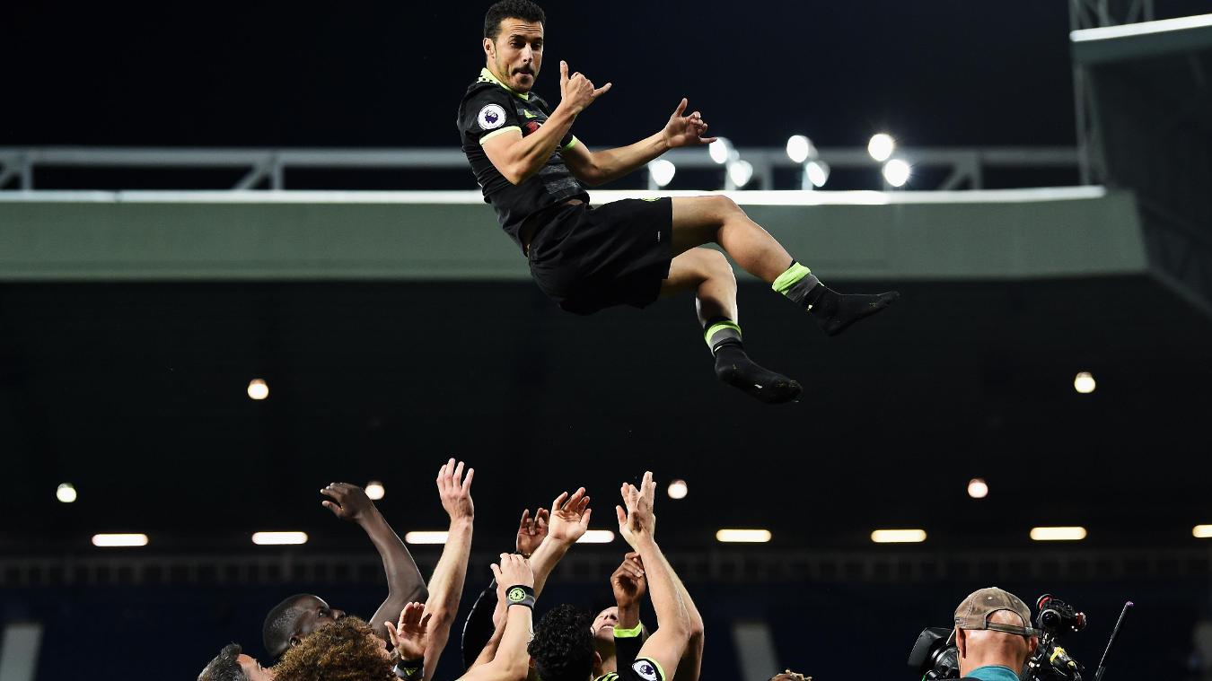 West Bromwich Albion 0-1 Chelsea: Không chỉ chính thức vô địch Ngoại hạng Anh, Chelsea còn đang đứng trước cơ hội thiết lập kỷ lục 30 trận thắng trong 1 mùa giải nếu thắng cả 2 trận còn lại.