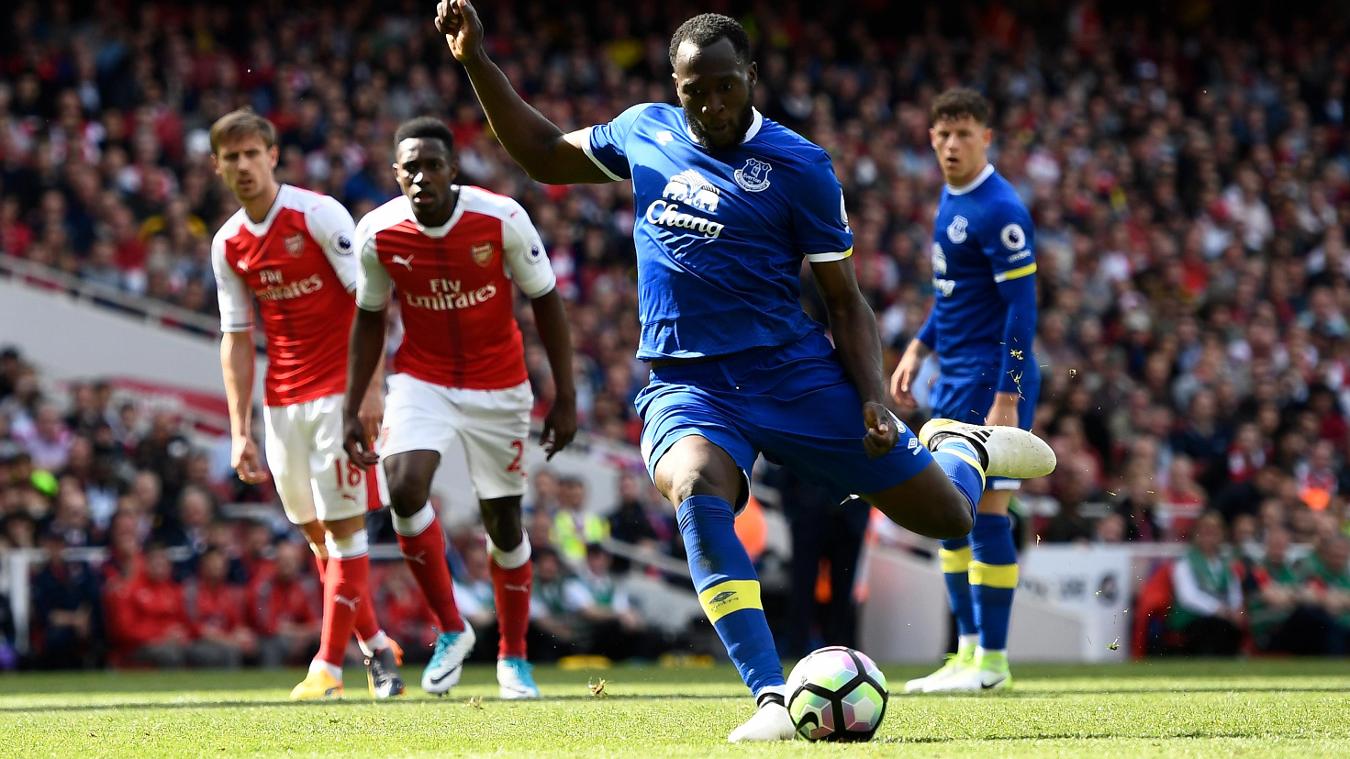 Arsenal 3-1 Everton: Romelu Lukaku có bàn thắng thứ 25 mùa giải này. Kể từ sau Wayne Rooney (27 bàn thắng mùa 2011/12), Lukaku là cầu thủ sở hữu số bàn thắng cao nhất nhưng không thể đoạt được danh hiệu Vua phá lưới. Riêng Arsenal trở thành CLB xếp ở vị trí thứ 5 giành được nhiều điểm số nhất trong lịch sử Premier League (75 điểm).