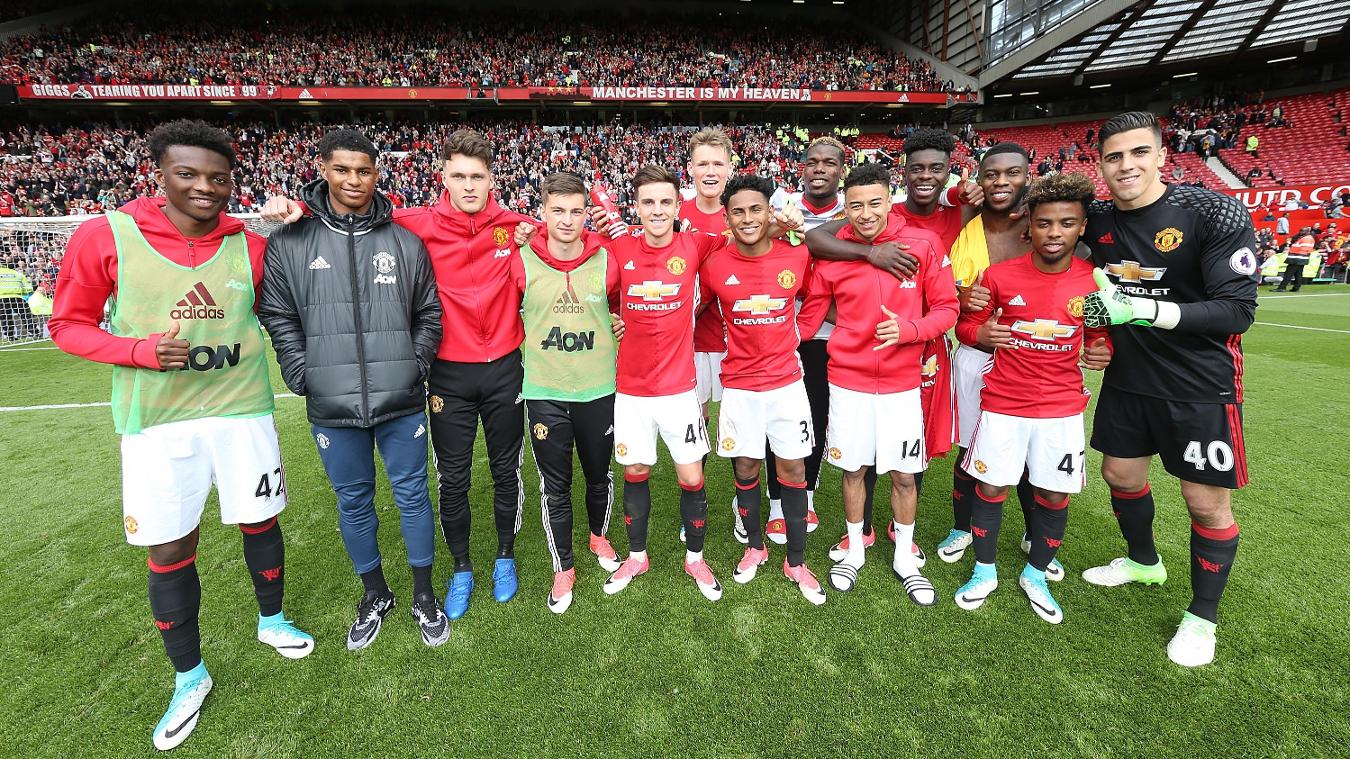 Manchester United 2-0 Crystal Palace: Trước Palace, Man United tung ra đội hình trẻ nhất lịch sử tham dự Premier League (22 tuổi và 284 ngày). Đây là đội bóng trẻ thứ 3 trong lịch sử giải đấu. Điều này quả thực rất hiếm hoi trong sự nghiệp cầm quân của Jose Mourinho. Rõ ràng, ông đã thay đổi khá nhiều từ khi nhận lời dẫn dắt Quỷ đỏ thành Manchester.