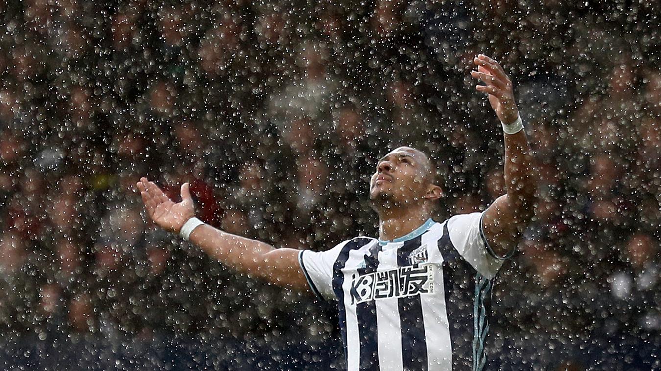 Vòng 27, West Brom 0-2 Crystal Palace: Trên sân The Hawthorns, mưa rơi nặng hạt khiến West Brom gặp khó trong việc ngăn chặn Crystal Palace giành chiến thắng. Tiền đạo Salomon Rondon tỏ ra rất tiếc nuối sau một tình huống ngon ăn anh bỏ lỡ.