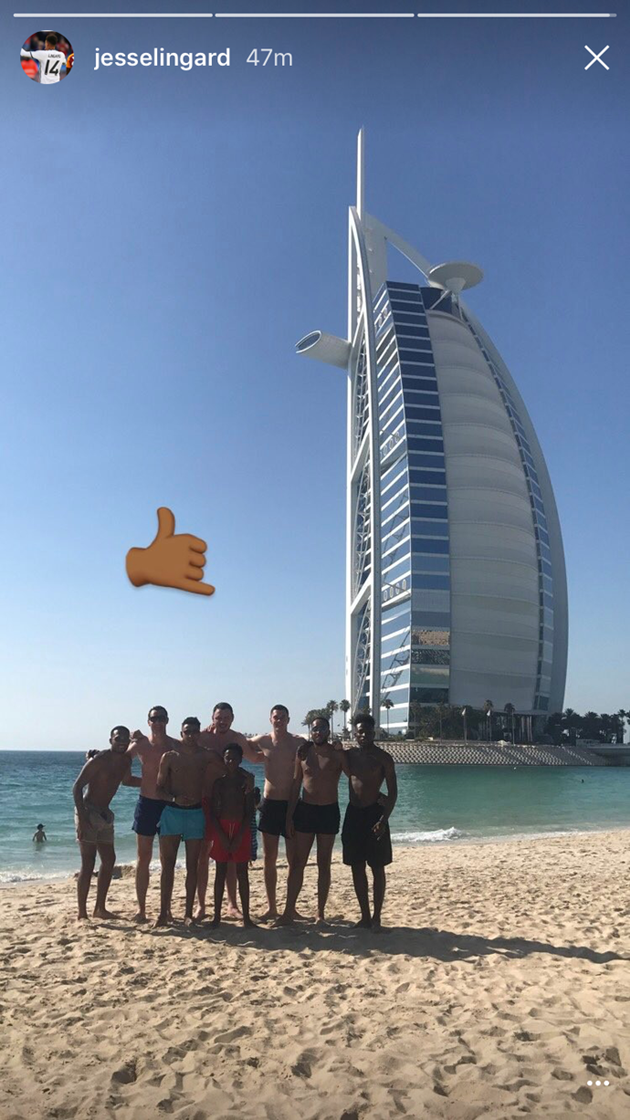 Jesse Lingard cùng cầu thủ trẻ Josh Harrop đáp chuyến bay sang Dubai cùng với Michael Kean - cầu thủ trưởng thành từ học viện trẻ của Man United nhưng hiện đang khoác áo Burnley.