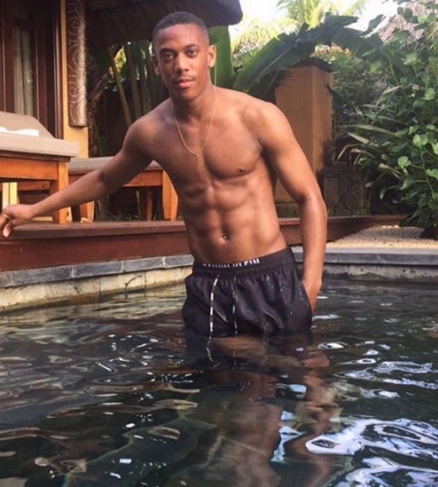 Anthony Martial thì sang hòn đảo Bali xinh đẹp cùng với người tình.
