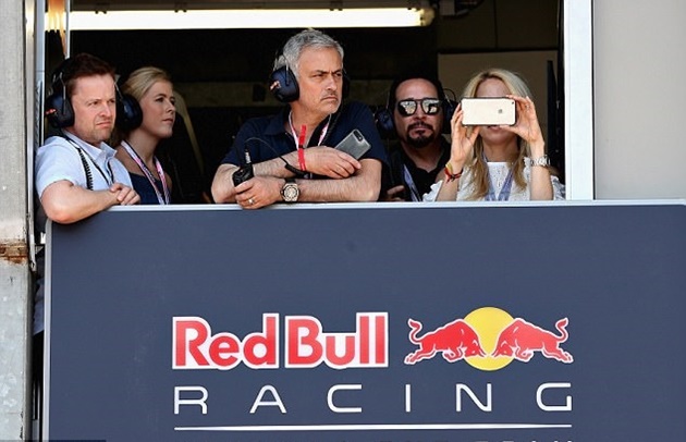 HLV Jose Mourinho sang Monaco thưởng thức giải đua xe công thức F1.