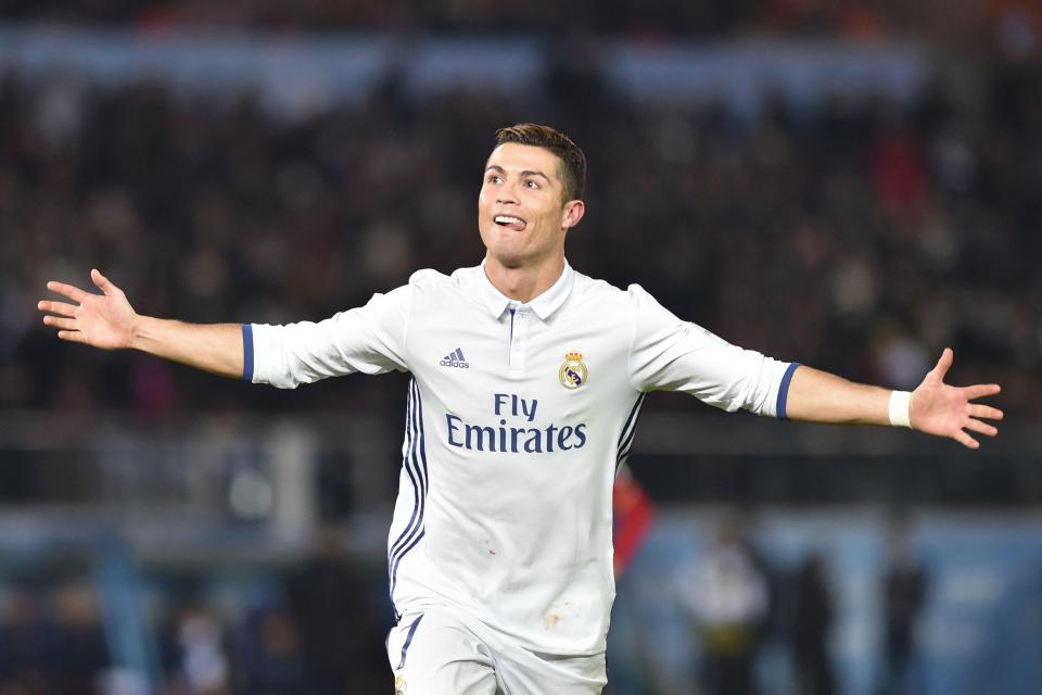 Ai dám trả 180 triệu euro để chiêu mộ Ronaldo?