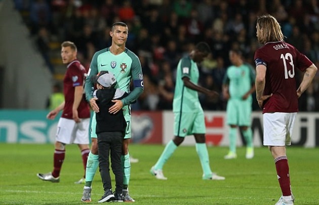 Trước đó, Ronaldo tiếp tục cho thấy phong độ cực cao khi lập cú đúp giúp BĐN giành thắng lợi 3-0 trước Latvia ở vòng loại World Cup 2018.