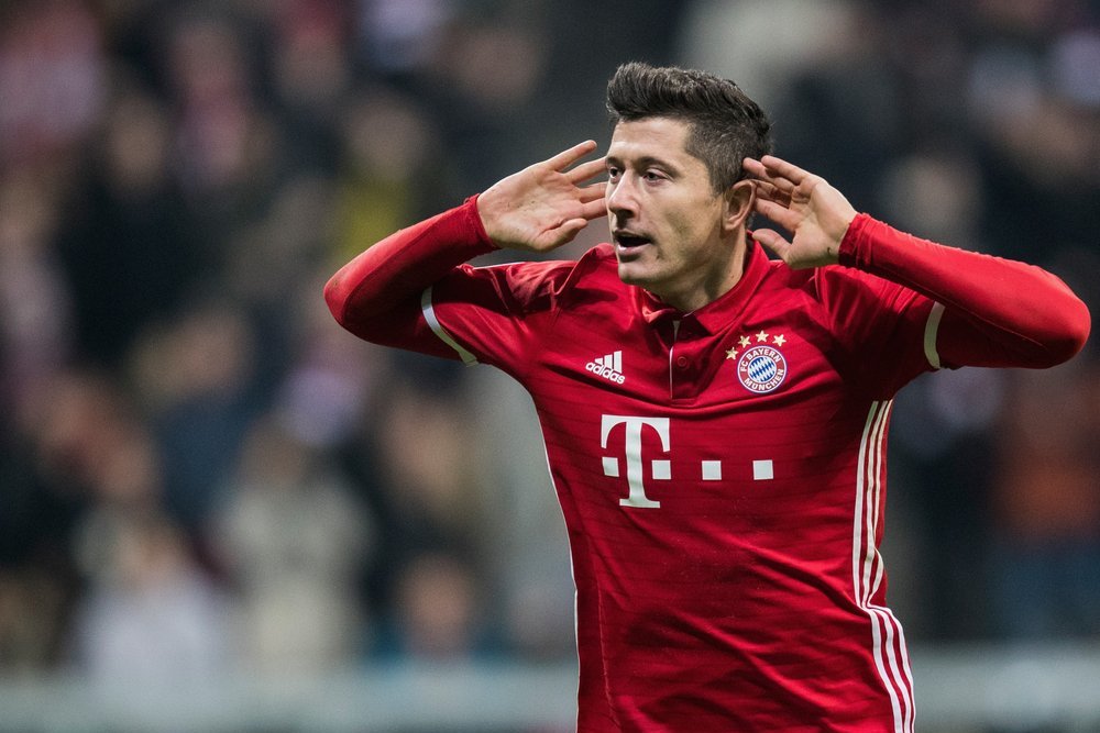 Lewandowski lọt vào tầm ngắm của Man United.