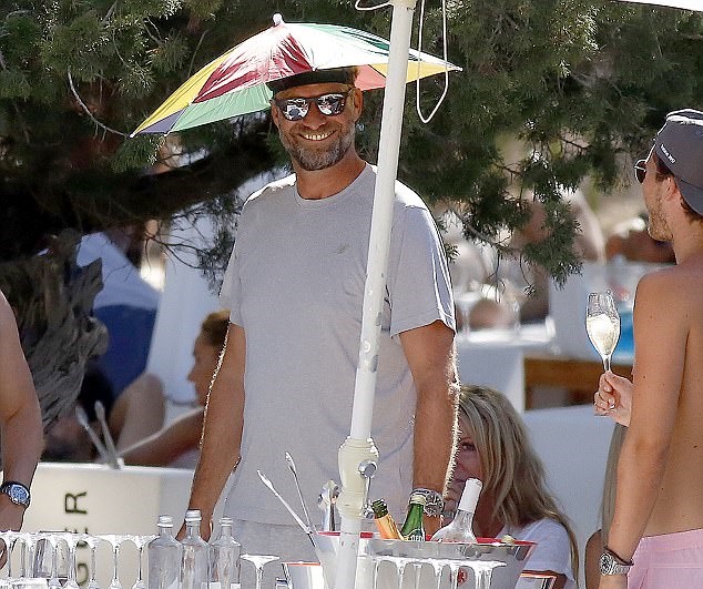 HLV Jurgen Klopp đi biển giải sầu - Bóng Đá