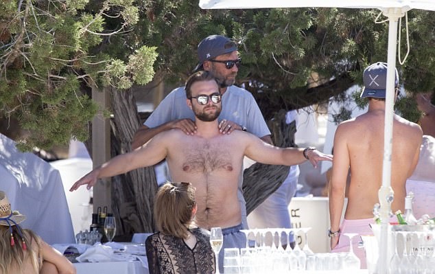 Bất chấp những tin đồn chuyển nhượng liên quan đến Liverpool, HLV Jurgen Klopp chỉ muốn quây quần bên gia đình và những người bạn.