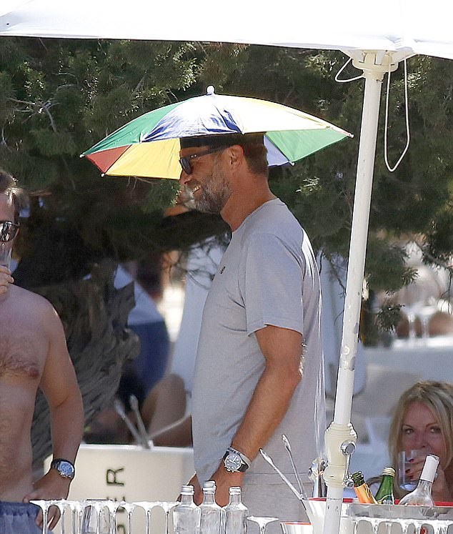 HLV Jurgen Klopp đi biển giải sầu - Bóng Đá