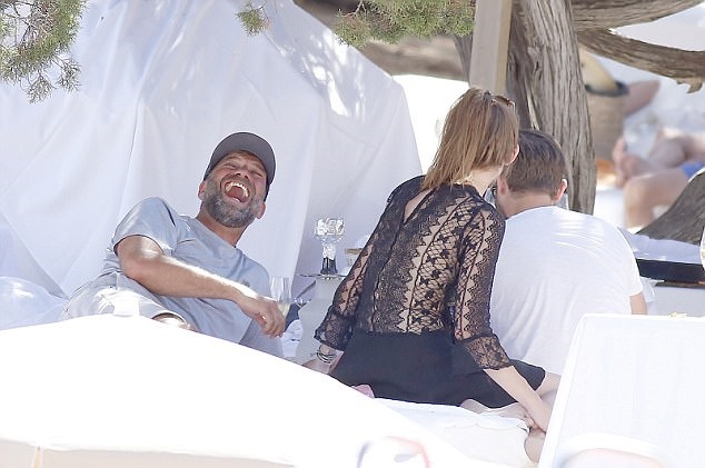 HLV Jurgen Klopp đi biển giải sầu - Bóng Đá