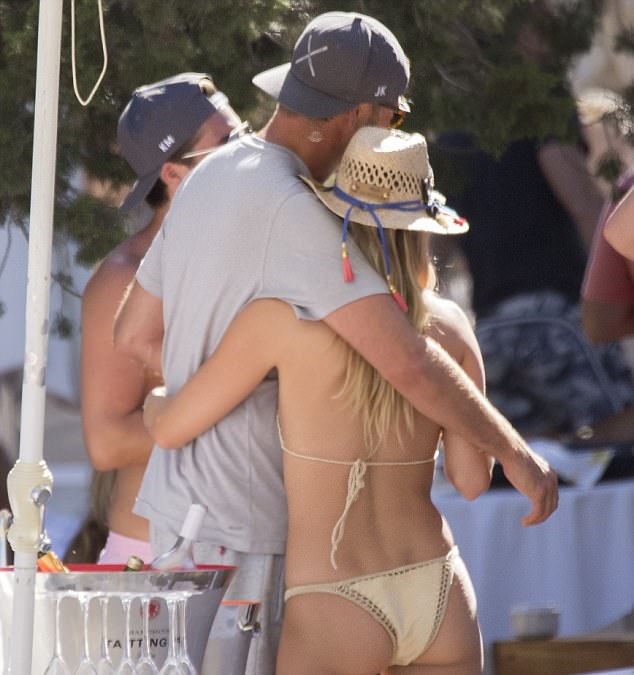 HLV Jurgen Klopp đi biển giải sầu - Bóng Đá