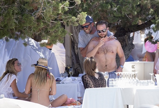 HLV Jurgen Klopp đi biển giải sầu - Bóng Đá