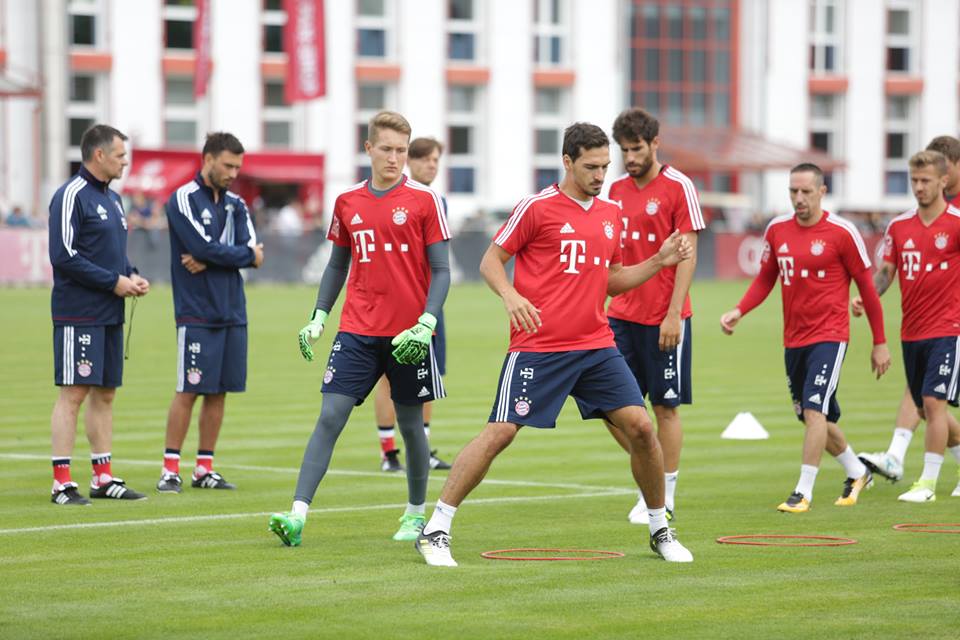 Trở lại tập luyện, Bayern Munich dùng gậy đánh bóng - Bóng Đá
