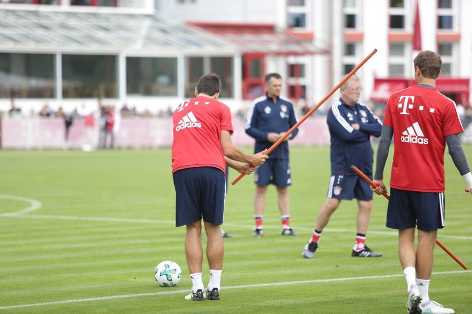 Trở lại tập luyện, Bayern Munich dùng gậy đánh bóng - Bóng Đá