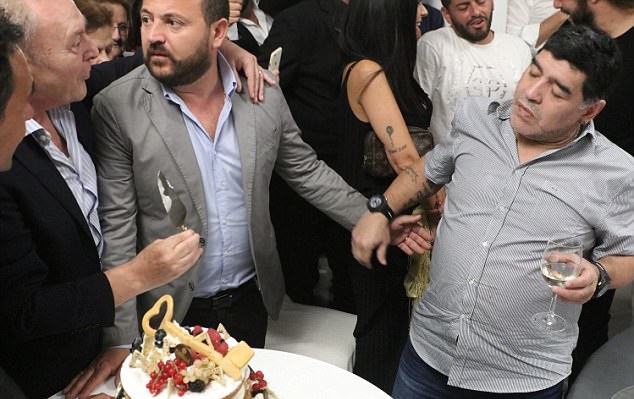 Huyền thoại Diego Maradona vừa trở lại Napoli khi được công nhận là công dân danh dự của thành phố.