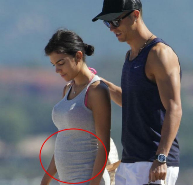 Mặc bạn gái có bầu, Ronaldo tán tỉnh siêu mẫu bốc lửa - Bóng Đá