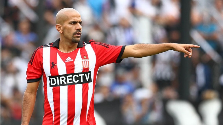Juan Veron - Estudiantes: 'Phù thủy nhỏ' đã trải qua khá nhiều thăng trầm trong nhiều màu áo CLB hàng đầu châu Âu như Sampdoria, Parma, Lazio, M.U, Chelsea và Inter Milan. Năm 2007, Veron trở lại Estudiantes và chơi bóng ở đây thêm 10 năm nữa. Anh vừa mới tuyên bố giải nghệ.