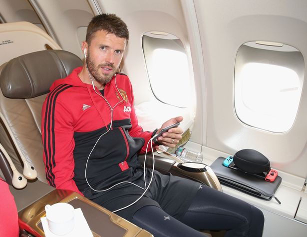 Michael Carrick có khả năng sẽ tiếp quản chiếc băng đội trưởng của Rooney.