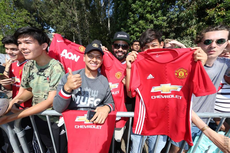 Có khá đông CĐV đến chứng kiến buổi tập của Quỷ đỏ thành Manchester