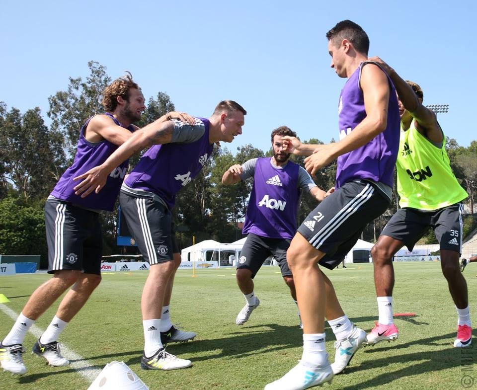 Tiếng cười đã rộn rã khắp sân tập.