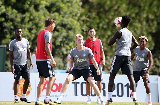 Bầu không khí khá thoải mái tại sân tập của Man United.