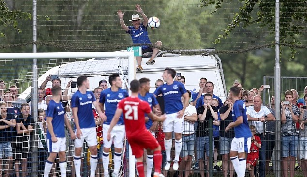 Không ít CĐV đã có mặt để dõi theo bước chân của thầy trò HLV Koeman.