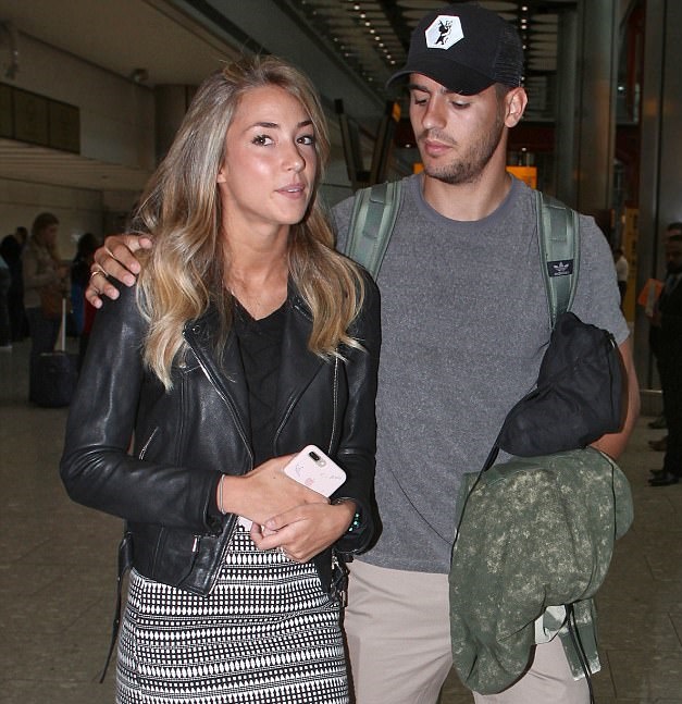 Trong chuyến bay sang London, Morata đi cùng cô vợ xinh đẹp mới cưới.