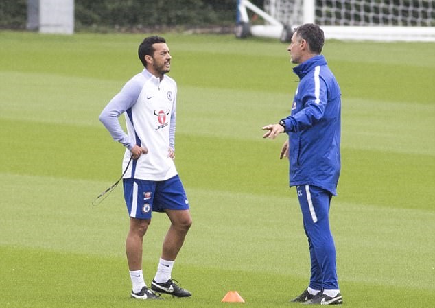 Buổi tập còn có sự xuất hiện của Pedro. Anh dính chấn thương trong trận gặp Arsenal và phải quay trở về London điều trị.