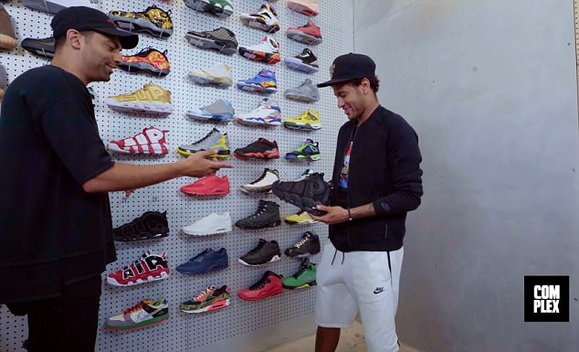Sau buổi phỏng vấn ngắn, Neymar dạo một quanh shop để lựa giày.