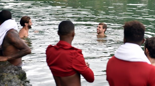 Các ngôi sao Liverpool tỏ ra khá thoải mái.